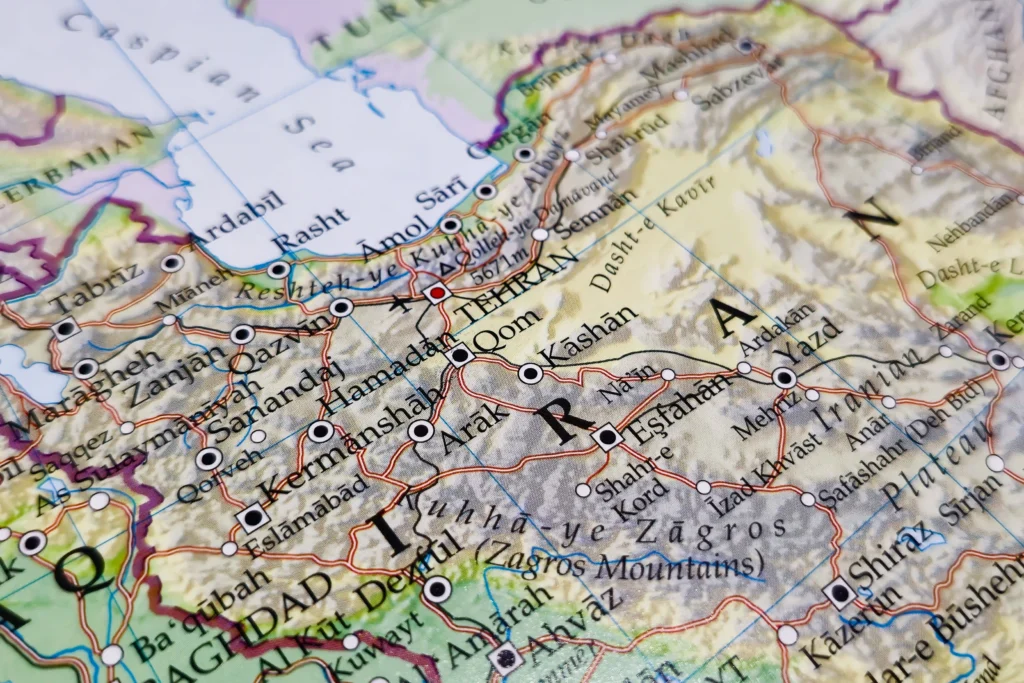 نقشه ایران با برجسته‌سازی موقعیت شهر اراک در استان مرکزی، همراه با شهرهای مهم اطراف مانند تهران، اصفهان و همدان